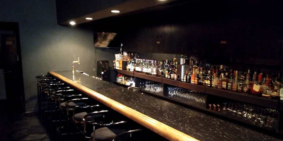 黒を基調とした内装